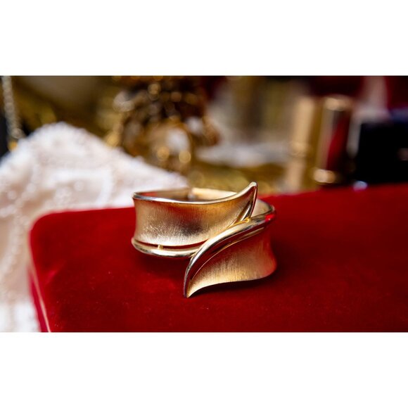 7 Inch Vintage Victorian Crown Trifari Hinged Bangle Bracelet - RG1 - Picture 6 of 10